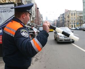 Почему гаишники клеют