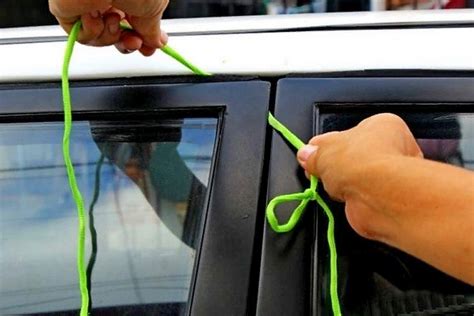 Открытие двери автомобиля Мазды Трибьют без повреждений