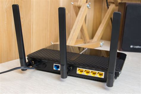 Соедините модем и роутер с помощью USB-кабеля