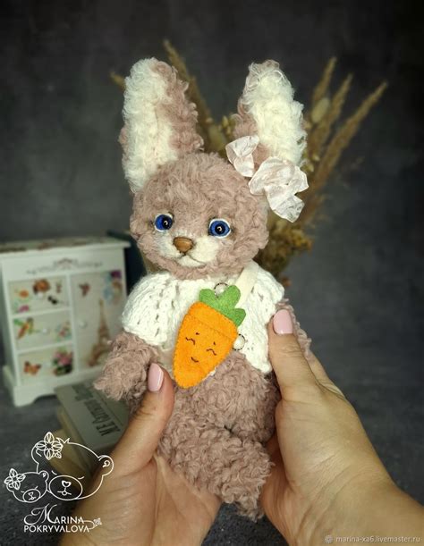 Забавный зайчик с морковкой в лапках