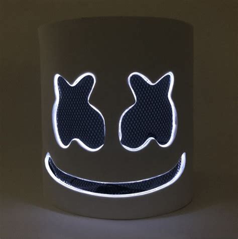 Маска DJ Marshmello в центре внимания