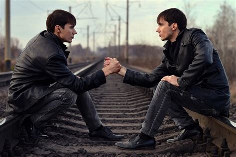 Создайте двух друзей
