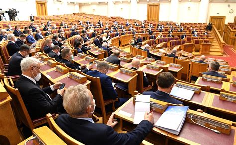 Шаг 7: Сотрудничество с другими медиками и правительством