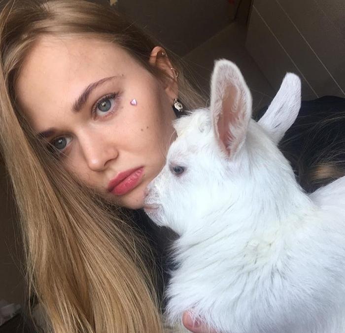 Поля из Деревки с козой