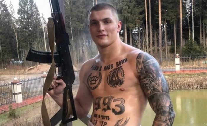 Никита Ворожбитов с пистолетом...