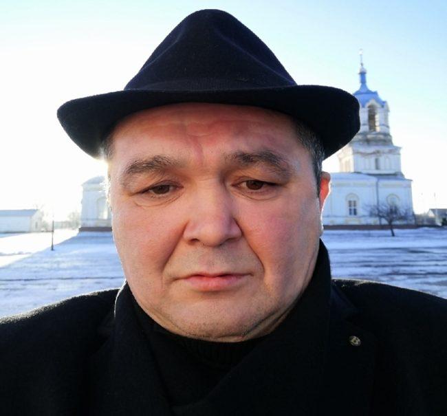 Серега Кишкоблуд перед церковью